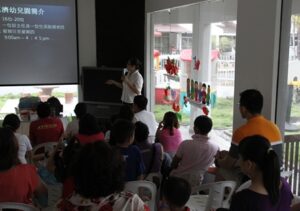 幼兒園園長譚莉蓮（慈遵）向家長們介紹慈濟幼兒園。【攝影者：許春龍】