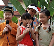 小朋友穿上馬來西亞三大民族的服裝上台，擔任小司儀。左起為：丁梽轩，庄禾靖和陈欣慧。【攝影者：胡慧芬】
