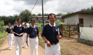 此次募款，來自劉炳坤（濟箖）師兄(右一)的發心， 走入自家工廠宿舍，募外籍員工的愛心。【攝影者：尤靜蓓】