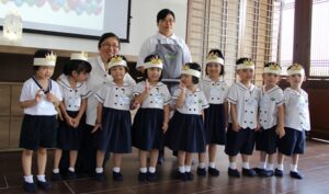 幼兒園園長譚莉璉（慈遵）與朱美珍老師一起和榮獲禮儀小天使的小朋友來個合照。【攝影者：魏嘉妍】