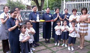 「佛到家、福到家。」慈濟幼兒園的孩子們在老師和大愛媽媽的陪伴下，首次到鄰居家進行拜訪，廣邀鄰居一起浴佛，共沾法喜。 【攝影者：胡慧芬】