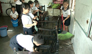 北海慈濟幼兒園的孩子為照顧戶打掃住家，希望為照顧戶打造一個干淨的居住環境。看見簡陋的住屋不禁讓他們見苦知福。（攝影者：胡慧芬）