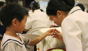 謝師宴上，幼兒園孩子餵老師吃自己準備的甜甜巧克力。【攝影者：杜蕙希（慮晞）】