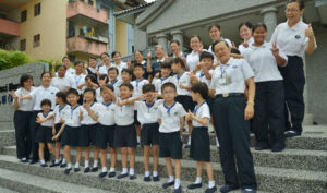 新山慈濟幼兒園第十屆畢業生與園長、老師和師姑媽咪們留下快樂的身影。【攝影者：陳志財（濟庭）】