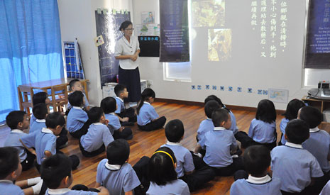 幼兒園老師向孩子們分享去吉蘭丹賑災的體驗。【攝影者：王幼晶（懿昀）】