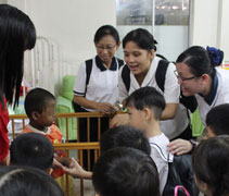 小朋友們紛紛趨前與這位患有軟骨症的孩子握手，以示關懷。【攝影者：翟佩庭】
