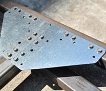 馬來西亞志工馬細韓研發的角鋼間固定接駁板，不但防止傳統焊接造成的空氣汙染，組合容易，也能簡單拆卸、重複使用。【攝影者：陳國麟】