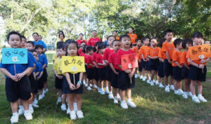 幼兒園老師和孩子們穿著代表各組顏色的運動服，列隊準備開始今天的運動會。【攝影者：李志旺】