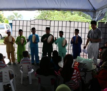 在志工的邀約下，當地一所小學（Sekolah Sri Lagenda）的「單面鼓」（Kompang）鼓隊前來表演助興。【攝影：許薇盈（懿礽）】