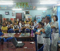 慈濟志工通過靜思語教學，教導學生邊唱邊比手語。【攝影者：陳國榮（濟崞）】