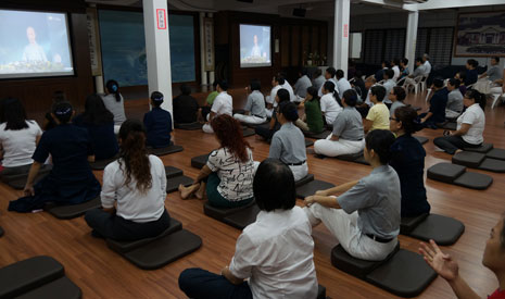 志工們廣邀社區民眾一起參與地藏經禮拜，為眾生祈福。【攝影者：余秀娟】