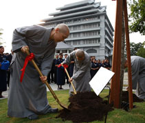 常駐師父進行植樹儀式。【攝影者：陳振天】