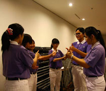 學員們還沒抵達靜思堂前，理大慈青抓緊時間練習即將呈現的手語表演。