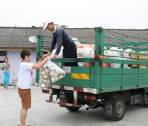 村民協助志工把已分類的環保物搬上貨車。【攝影者：鍾智強】