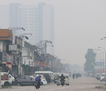 空氣中霧茫茫的，整個市區的建築物，都像被一層厚厚的霧籠罩著，這裡是馬來西亞的新山，受到霧霾影響，每個民眾出門幾乎都要戴上口罩。【攝影者：陳志財（濟庭）】