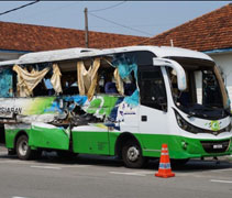 柔佛州永平區的高速公路路段，一部油槽車車頭全毀，疑似是爆胎失控，撞向對面車道的一部遊覽車。