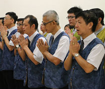 四十多位志工來到靈堂，唱誦「大愛無邊」佛號，誠摯地送別往生者林筱倩。【攝影者：陳志財（濟庭）】