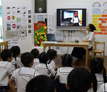 幼兒園勇氣班的小朋友一起觀看同學的拍攝成果。【攝影：尤靜蓓】