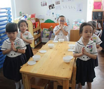 用餐之前，小朋友不忘供養，感恩天地萬物，讓他們有食物可以享用。【攝影者：許證勝（濟韡）】