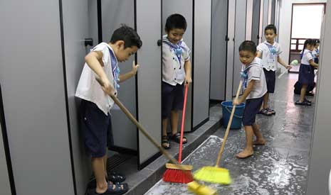 吉打慈濟幼兒園的小朋友同心協力一起清掃洗手間。【攝影者：王幼晶】