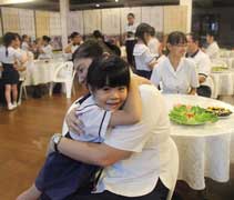 謝師宴上，巫妍蓁小朋友給譚莉璉（慈遵）老師一個擁抱，感恩老師三年的陪伴。【攝影：許證勝（濟韡）】