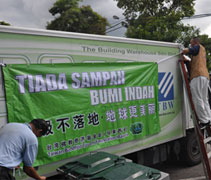 志工將布條掛上羅里車，清楚告訴民眾垃圾不落地，地球更美麗。【攝影者：林兆南】