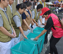 民眾主動走到分類站，將手上的資源回收。【攝影者：林兆南】