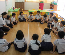 劉欣艷老師讓六歲班小朋友圍成一圈，學習自我介紹，已經熟悉彼此，還會逗趣地互相介紹。【攝影者：翟佩庭】