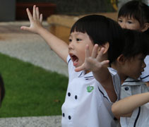 五歲班小朋友陳俊宇帶著愉快的心情迎接開學日，見到了想念的同學們，還要學習照顧弟弟妹妹們，為他們做好榜樣。【攝影者：蔡健祥】