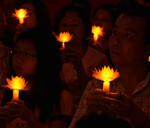 會眾接過電子蓮花燈，領取蘊含 證嚴上人祝福的福慧紅包後，一起唱誦〈祈禱〉。【攝影者：周達源】