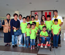 馬來西亞喜樂兒特殊殘障收留中心的孩子們，開心參與慈濟歲末祝福。【攝影者：李國勥】