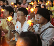 大家手握電子蓮花燈祈福，為蒼生祈禱。【攝影者：傅燕虹】