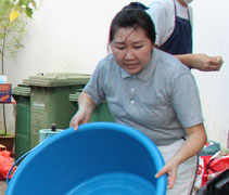 志工蔡彩綾帶了一家人來為照顧戶們準備團圓飯，她說：「從佳餚的選擇，到名字的構思，大家都費盡心思，為的是要讓大家像回到自己的家一樣，享用一頓溫暖的團圓飯。」【攝影者：劉玉容（慮化）】