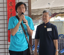 龍園組屋區場次，陳先生（左）分享自己的慈濟緣。他因糖尿病引發雙目失明，後來還得洗腎，在生活陷入困境之際，慈濟向他伸出援手。【攝影者：朱敏】