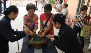 淨手，淨心，煥然一新。以感恩心送走過去，以虔誠心迎接未來。【攝影者：張聞晉】