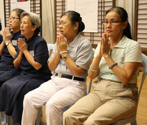 慈青陳俊安的母親侯玉花（右一）：「單單我們這一些人的力量也是有限，他們要勇敢地去面對，要加油！」【攝影者：陳志財（濟庭）】