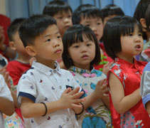 蔡信宏小朋友（左一）說：「祝福台南的災民平平安安，不要再有地震了。」【攝影者：戴佳玉（慈迪）】
