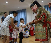 大愛爸爸黃思健（濟楩）扮成「大頭娃娃」，給每一位小朋友送上吊飾，作為新年祝福。【攝影者：蔡健祥】