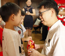 四歲合心樂樂班的小朋友來到新山慈濟靜思堂，向師姑師伯（職工及志工）拜年。【攝影者：陳德健】