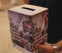沉澱澱的募款箱凝聚了許多人的善念，也承載了馬來西亞民眾對台南地震災民滿滿的祝福，期許台南地震的災民可以早日走出哀傷，重新出發。【攝影者：邢薇薇】