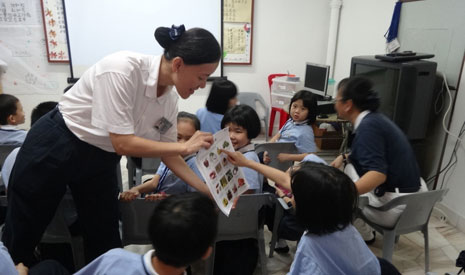 【課程：正確飲食習慣】 林霏愛營養師以可愛的食物圖片向孩子們解說飲食習慣如何影響健康。【攝影者：丁芷盈】