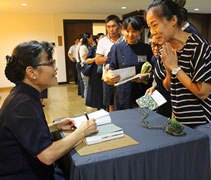 座談會結束後，林幸惠也為與會者在書上簽名，見到作者本人，有些書迷滿心歡喜。【攝影者：張舒甄】