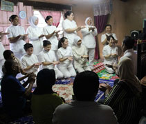 護理同仁帶動卡沙一家人一起唱《一家人》。【攝影：許薇盈（懿礽）】