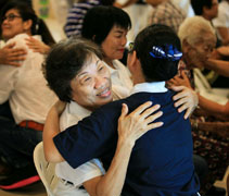 奉茶後，志工給媽媽愛的擁抱。【攝影者：鄒少強】