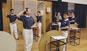 除了敲擊鐘鼓，參與鐘鼓齊鳴的師兄姊也需練習一段簡單的手語，務求演出盡善盡美。【攝影：邢薇薇】