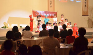 吉打慈濟幼兒園的畢業生演繹《父母恩重難報經》報答父母的養育之恩，也把行善行孝的善種子種在心田裡。【攝影者：蔡振加（惟立）】