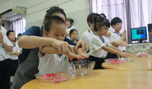 檳城幼兒園學生在浴佛典禮前，進行了多次彩排，大愛媽媽也在一旁協助年紀較小的孩子熟悉浴佛程序。【攝影者：黃翊晴】