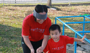 走過了10年，慈濟幼兒園的運動會逐漸加入了親子互動的元素，在鍛煉幼兒體魄之餘，也注重小朋友心靈方面的成長。【攝影者：劉智淵】