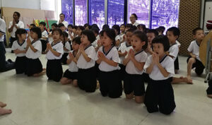 檳城慈濟幼兒園學生在老師的帶領下，為臺灣人民祈禱，期許他們早日脫離困境。【攝影者：蕭依玲】