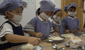 蔬果星球上的太空素食餐由檳城慈濟幼兒園小朋友親自準備。【攝影者：黃翊晴】